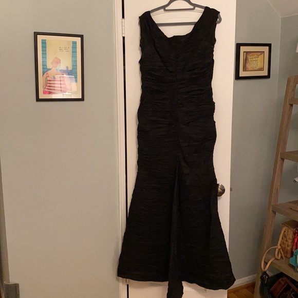 Alex Evenings size 16 trumpet gown with small train.It fits like a 14. - Picture 2 of 6